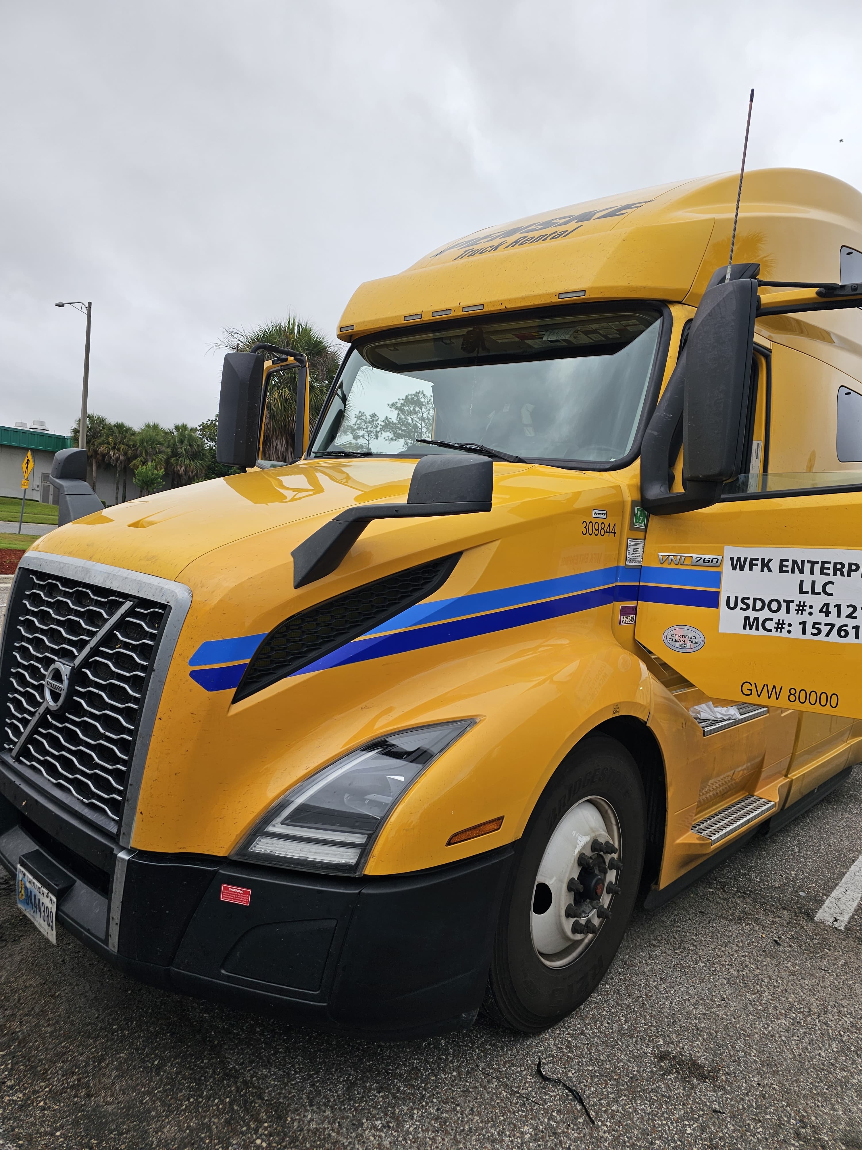 Volvo VNL 760 — fleet glass service by MAG Mobile Auto Glass